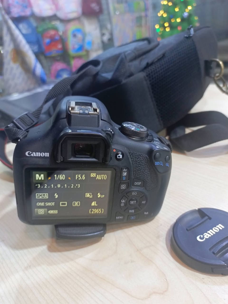 كاميرة كانون2000D للبيع نظافة 90% مع ستاند للتصوير للاستفسار *********** واتساب

