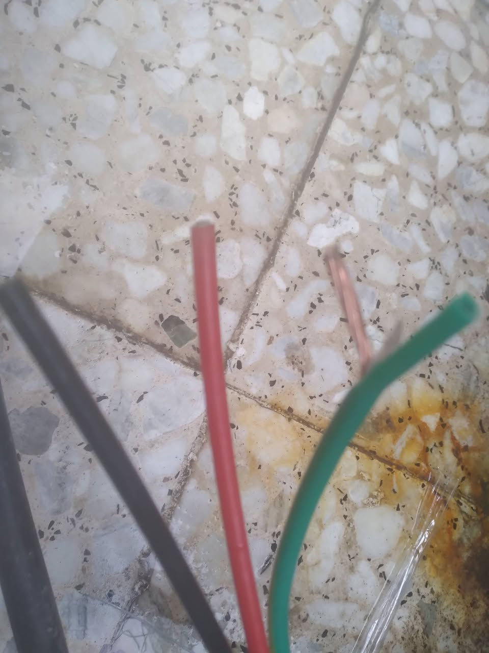 كيبل ثلاث خطوط سعر المتر ٣٠٠٠
مسلح وكيبل خطين مسلح سعر المتر ٢٠٠٠ 
للتواصل خاص بغداد 
او على الرقم ***********
