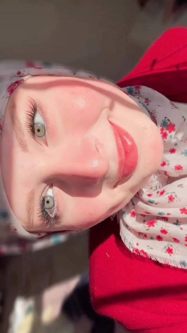 ​كريم فيفيان للبشرة: الإشراقة اليومية ✨
هو كريم عناية مكثف يعمل على تحسين ملمس البشرة وتوحيد لونها بفضل تركيبته المغذية

​أبرز الفوائد:👇🏼🔥
​توحيد اللون: يساعد في تقليل التصبغات والبقع الداكنة تدريجياً.
​ترطيب عميق: يمنح البشرة مرونة ونعومة فائقة.
​نضارة فورية: يعطي مظهراً مشرقاً وحيوياً للوجه

​النتائج المتوقعة بعد أسبوع من الاستخدام المنتظم:👇🏼🔥

​ملمس أنعم: ستلاحظين تحسناً ملحوظاً في نعومة البشرة منذ الأيام الأولى.
​إشراقة صحية: ستبدو البشرة أقل "باهتة" وأكثر حيوية.
​بداية توحيد اللون: قد تبدأ البقع الخفيفة بالبهتان، مع ضرورة الالتزام بالحماية من الشمس نهاراً لضمان استمرار التحسن

#يوجد_توصيل_لكافه_المحافظات 

السعر ع خاص


**إذا كنت صاحب هذا الإعلان وتريد حذفه لأي سبب، رجاءا أرسل رسالة إلى الدعم الفني**