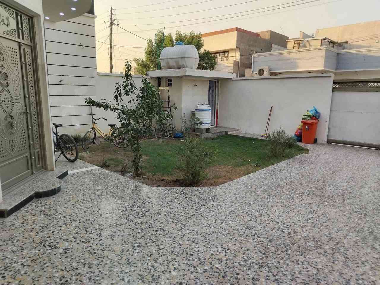 السلام عليكم يوجد لدينا دار للبيع مساحه 300 مترواجهه 10 ونزال 30 يحتوي على ستقبال +مطبخ +صاله +غرف نوم عدد 4+حمامات عدد 2 ألبيت بناء حديث جميع الخدمات موجوده ماء وتبليط وكهرباء نوع الملك طابو زراعي سند 25اقرار محكمه العنوان بغداد الدوره البوعيثه قرب جامع تبارك الرحمن الاستفسار اتصل على هاتف *********** /***********
