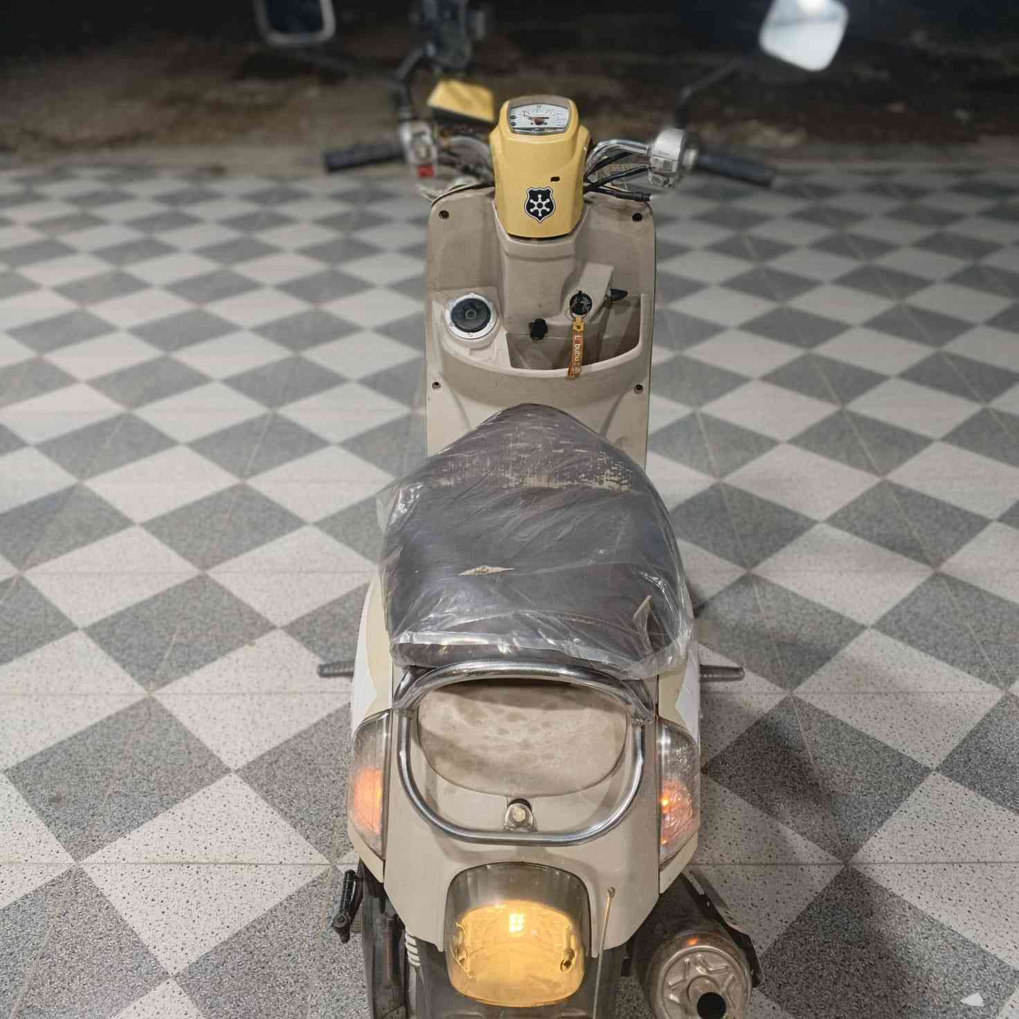 سلام عليكم للبيع بوليس  كفاله عامه الدراجه مابيه اي نقص مجمبزه   صلنصه رياضي   لون ليموني داخل حليبي 
السعر 600 وبيه مجال 
مكاني بغداد الشعب 
***********
