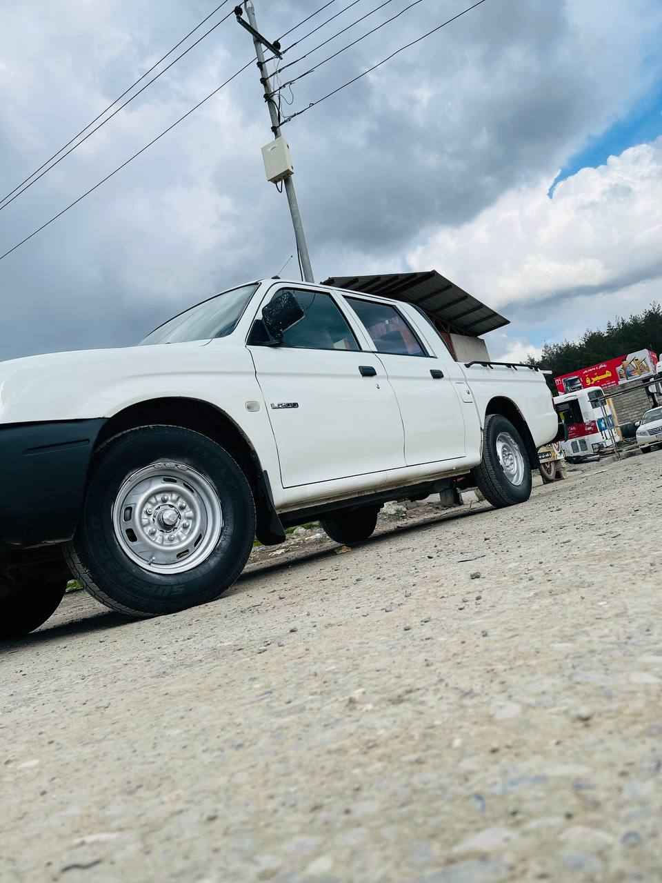 پیکاب مستەر بۆشی ٢٠٠١، نموونە لە جوانی و پاکی و بێ عەیبی، بەنزینە و سیستەمی غازی بۆ بەستراوە، چوارتایەی لۆکە و مانگێکە گۆڕدراون، دوو جامی پێشەوەی کارەبایی و یەک پارچەی بۆیاغە. ٦٧ گەڵا و مەجال. شوێن قەڵادزێ.
*********** بشدار, السليمانية
