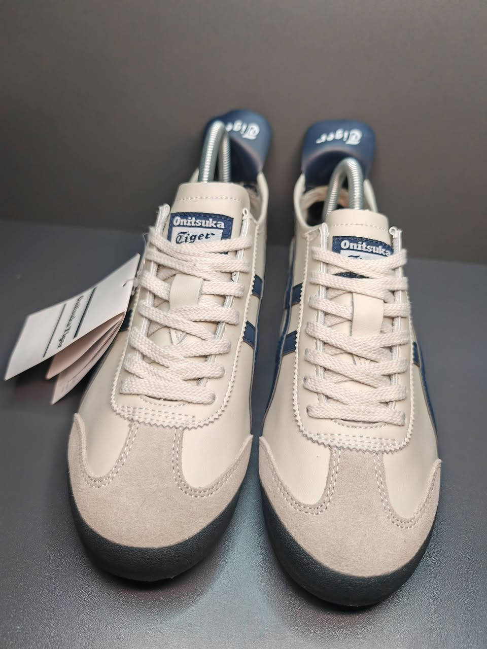 حذاء تايگر اندنوسي اصلي، فلات  قياس 42، جلد طبيعي بالكامل 100%
متوفر حذاء اونيتسوكا تايگر، قياس 42، صناعة اندنوسي، جلد طبيعي بالكامل 100%، جديد غير مستخدم، كوالتي ممتاز جدا، حذاء فلات وزن خفيف 
يوجد توصيل لجميع المحافظات ***********
