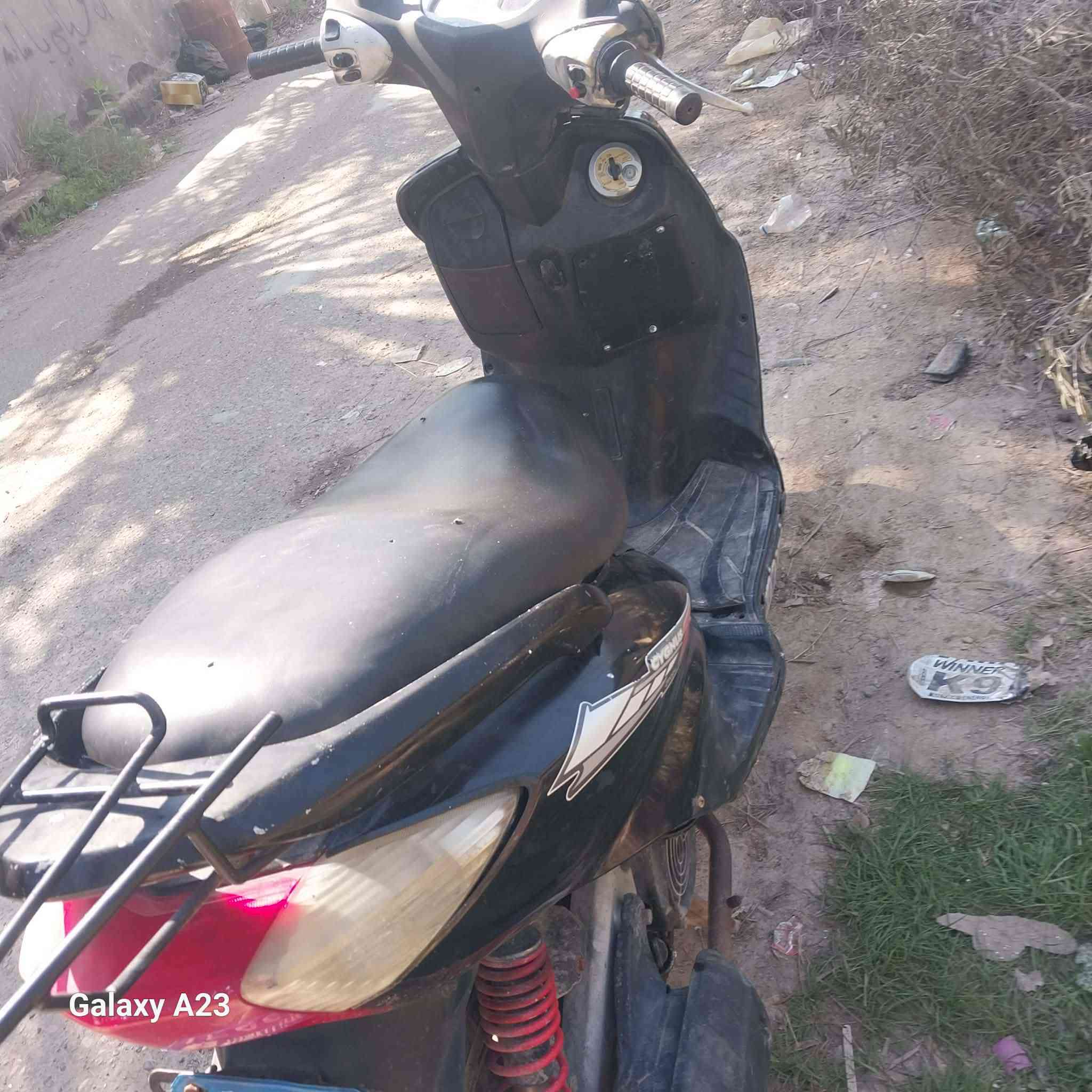 السلام عليكم دراجة سكنس للبيع كهربائيات كاملة لايت عالي ناصي اشاير كلهة شغالة دراجة كلشي بيها بلادي سلف وباتري جديد هندر شغال تايرات 2جدد عداد سرعة وعداد بانزين يشتغلن السعر 325قفل مكان عبايجي ***********
