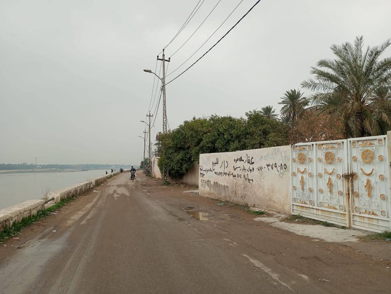 السلام عليكم تعلن شركة الجبوري للعقار والمقاولات العامه عن بيع دار ملك صرف زراعي سند 25 في منطقة الكريعات القصور يطل على نهر دجله مباشر بناء نضيف
1 المساحة 650 متررررر
2 الواجه 15 مترررر 
3 النزال 43 متررر 
4 عرض الشارع 10 مترررر على نهر دجله مباشر 
5 السعر مليونين المتر وبي مجال 
يتكون من كراج وحدايق وبيت طابقين صاله كبيره وحولي ومطابخ 2 ومنور وخدمات 2 معزوله  6 غرف نوم 
عنوان الشركة الكريعات الكويتي شارع حسينية ابي تراب قرب فلكة القرغولي استفسار اتصال على الارقام التاليه 
*********** أبو صكر الجبوري 
***********
