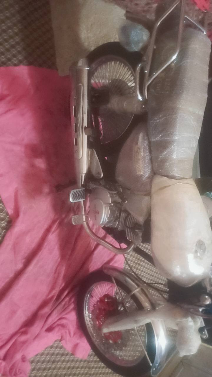 سلام عليكم دراجة مديل ٢٥ محدثه ٢٦ بعدها بلاد صار شهرين من نزلتها ماشيه ٤الف دراجة ماناقصها شي دراجة مراوس او بيع حسب قناعه مكان ديالى بلدروز تواصل عبر وتساب او اتصال على شريحه ***********
