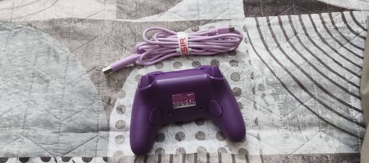 يده : GAMESIR G7 SE
لون : بنفسجي + وردي
تحتوي على ازرار خلفية قابله للتخصيص
الكير : مغناطيسي
الكفر مغناطيسي قابل للتغير
يده جديده استعمال شهرين
مع كيبل الاصلي 
السعر : ٤٥ الف وبي مجال
التواصل : *********** واتساب خاص
المكان : بغداد مدينه الصدر قطاع 7
