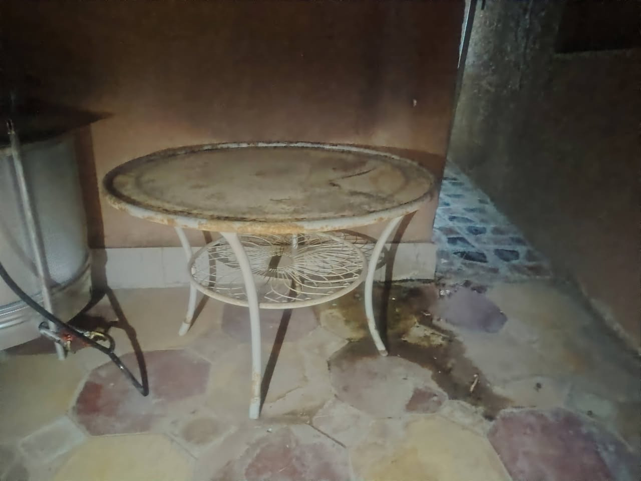 ميز وكراسي ٦ حديد بسعر 100وبي مجال ***********

