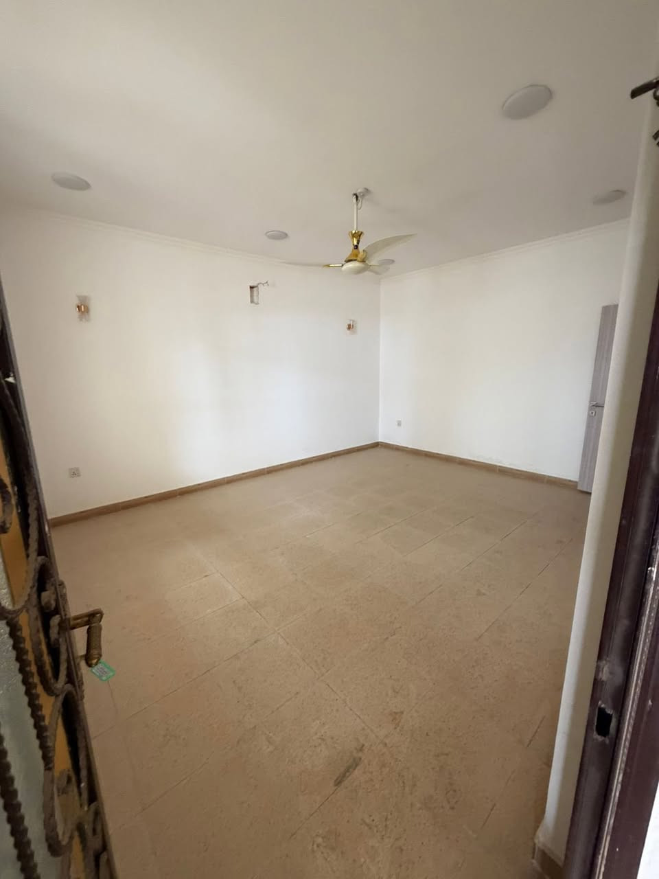 📢 منشور رقم: ((630))
💎 للإيجار في السيدية 💎
شقة طابق ثاني زيرو مودرن 
تتكون من:. 
💠مدخلين 
💠٣  غرف نوم 
💠 صالة واسعة
💠 مطبخ 
💠 خدمات عدد ٢ 
💠بدل الايجار ٧٥٠ الف دينار 
————————————
📞للاستفسار:☎️ ***********

📍 موقع المكتب:
 السيدية – قرب  مجمع السفير
