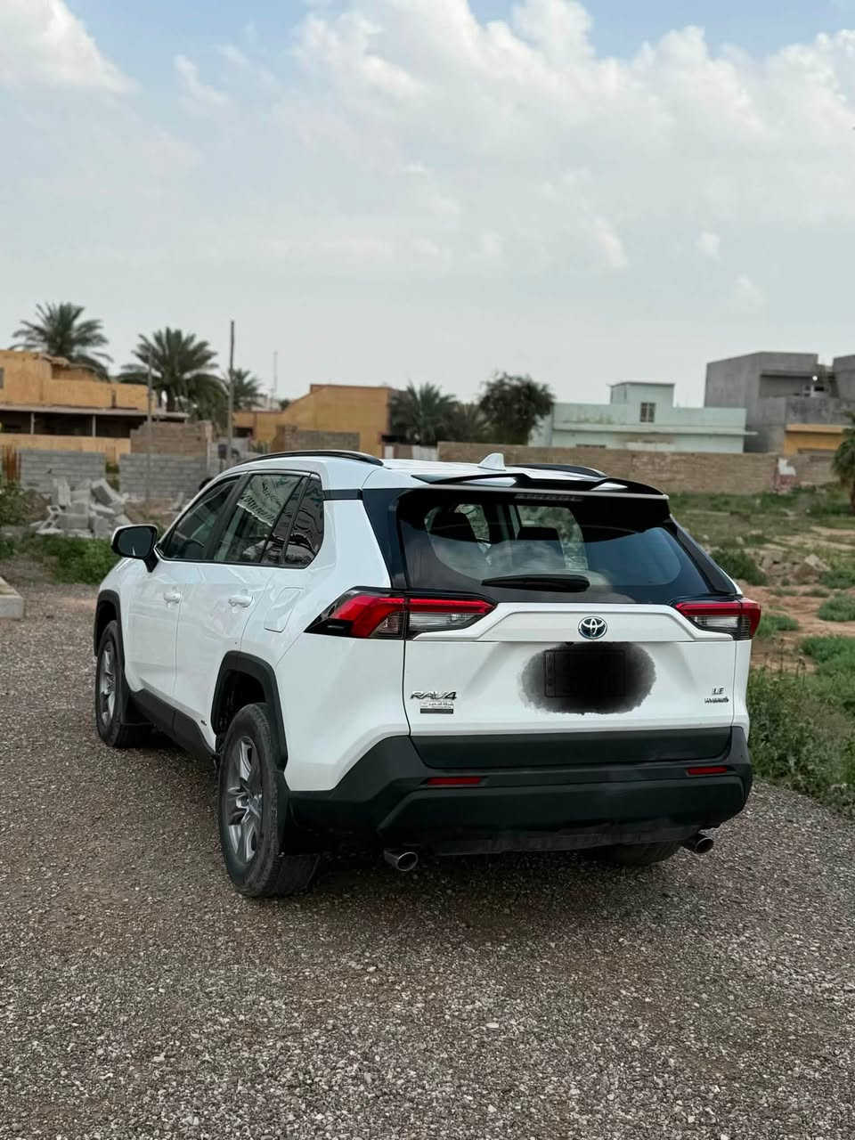 للبيع راف فور موديل 2023 هايبرد
رقم بغداد

* محرك بنزين 2.4 لتر، 4 سلندر.

* نظام هايبرد من تويوتا.

* القوة الإجمالية: 219 حصان.

* ناقل حركة eCVT.

* دفع رباعي إلكتروني AWD

استهلاك الوقود

* معدل استهلاك ممتاز يقارب 5.8–6.0 لتر/100 كم (حوالي 16–17 كم/لتر حسب القيادة والطريق).  

التجهيزات الخارجية

* مصابيح LED أمامية.

* اشاير في المري

* كاميرا خلفية.  

التجهيزات الداخلية

* شاشة لمس 8 إنش.

* دعم Apple CarPlay وAndroid Auto.

* بلوتوث.

* مكيف أوتوماتيك.

* تشغيل بالمفتاح (في نسخة LE )

أنظمة السلامة

* نظام الفرملة التلقائية قبل الاصطدام.

* مثبت سرعة راداري.

* المحافظة على المسار.

* تنبيه مغادرة المسار 

*يوجد ثلاثة انظمة للسياقة سبورت وعادي واقتصادي 

بعد هواي بيها مواصفات 

حادثها امامي بسيط كلش الايرباك سليم كلة بدون دواخل بدون الغود شاصي سليم
السيارة ماشية 61
السعر 210

للاتصال ***********
