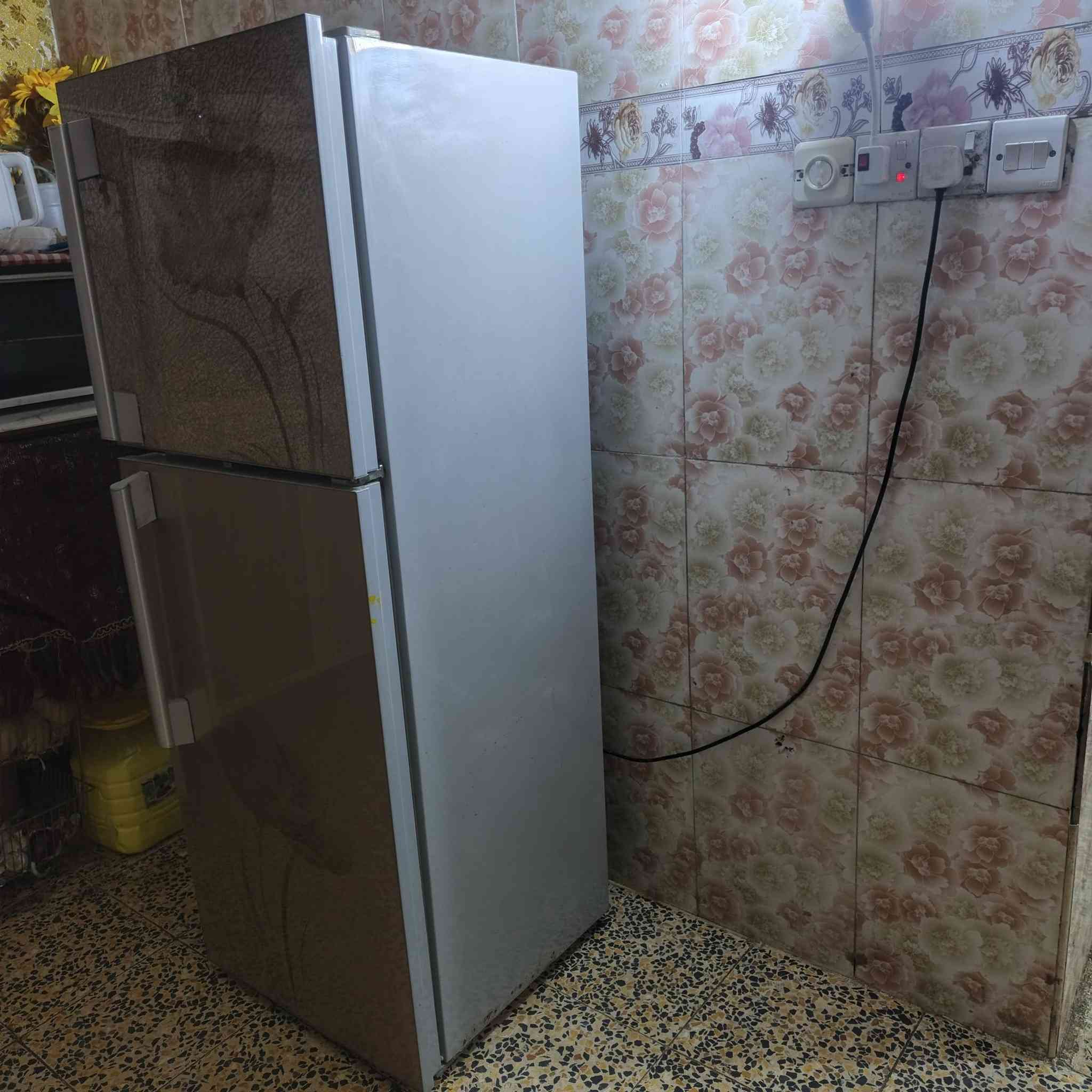 ثلاجه نوع تكما حلوه ونضيفه سعرهه ١٥٠ وماطور تام شغال ب ٢٥ العنوان ياسين خريبط ***********
