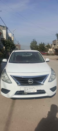 نيسان صني موديل ٢٠١٦ رقم بغداد لون ابيض  داخل رصاصي ماشية 137 الف  محر...