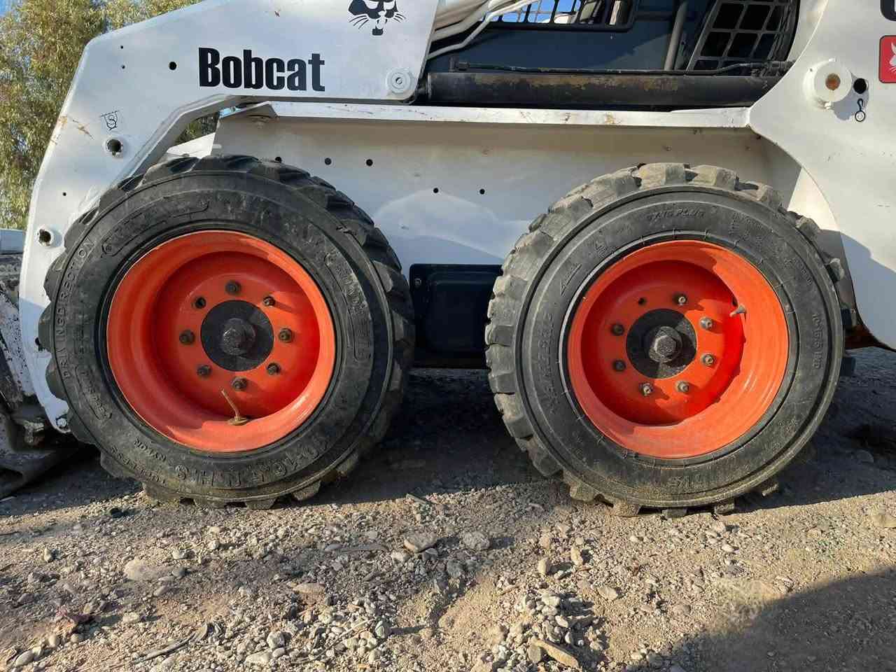 شفل بوبکات S130
مودیل 2007
بدون رقم 
مکینە و مضخات كلها بلا عیب و شرت
كهربائی و عقلها كلشیئ مالها شرت
تایرتات جدیدة و الكيلة جدیدة معمرة
سعرها 135$ ورقە و بیها مجال 
Viber & Whats app
***********
