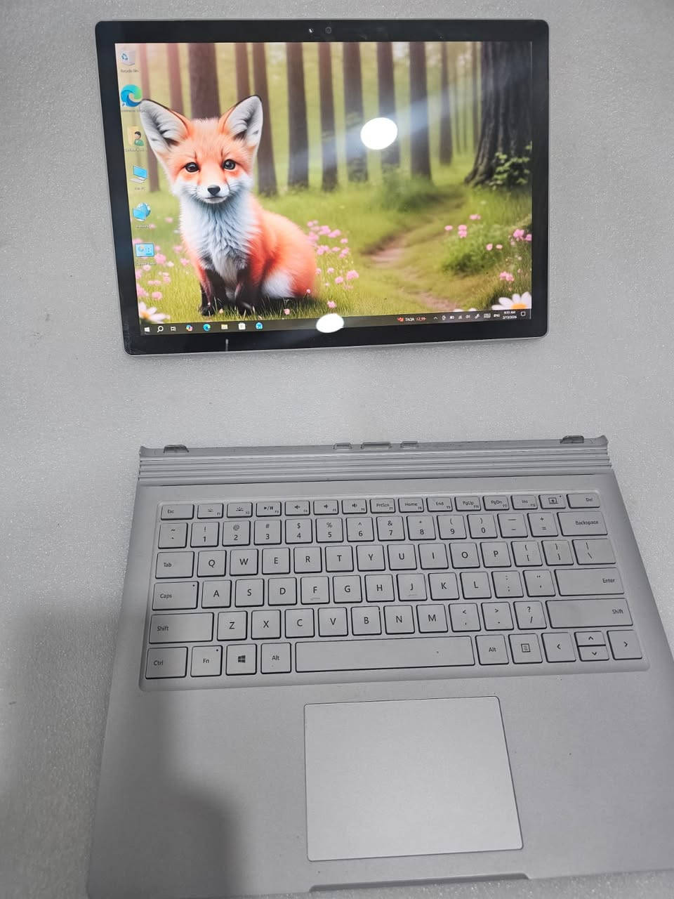 Microsoft Surface Book 1 (بمواصفات خاصة)
 لابتوب وتابلت بنفس الوقت
المواصفات ن:
المعالج: Intel Core i7 (مال شغل ثقيل وبرامج هندسية).
الذاكرة (RAM): 16 GB (انسى شي اسمه تعليق).
التخزين (SSD): 512 GB (سريع جداً ومساحة كافية لكل ملفاتك).
كارت الشاشة: NVIDIA GeForce 2GB منفصل (للمصممين، المهندسين، وحتى الألعاب الخفيفة).
الشاشة: 13.5 إنش (دقة 3K خرافية ولمس ناعم).
البطارية: جيدة جداً
ليش هذا الجهاز بالذات؟
فصل ميكانيكي: الشاشة تنفصل وتصير تابلت بضغطة زر.
التصميم: معدني وفخم جداً، وين ما تطلعه يلفت النظر.
النظافة: الجهاز نظيف ومفحوص قطعة قطعة، وجاهز للاستخدام مباشرة.
السعر القنبلة:
💰 420 ألف دينار عراقي فقط!


**إذا كنت صاحب هذا الإعلان وتريد حذفه لأي سبب، رجاءا أرسل رسالة إلى الدعم الفني**