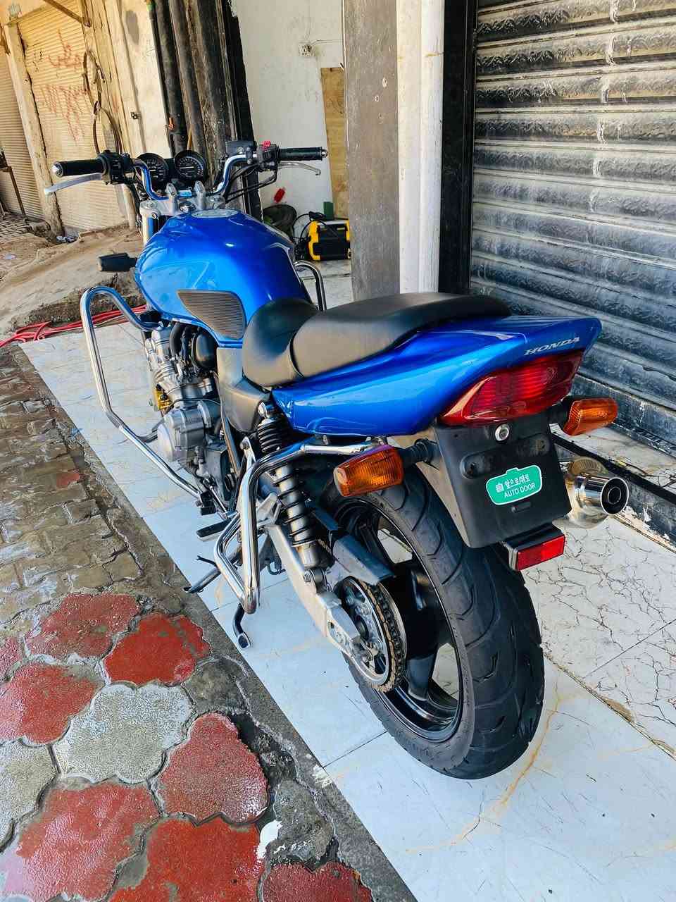 دراجة سيبي فور للبيع محرك 400 cb400 دراجة جديدة بحالة الوكالة بحالة الصندوك صارلهة شهر من نازلة من الرمبة مكفولة كفالة عاامة قطعة كارتونة السعر 22 شراي اتصل ودلل مكاني ديالى بعقوبة/ ***********
