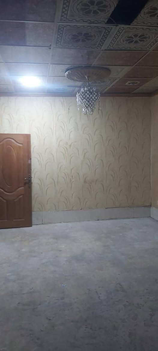 بيت للايجار في المعقل قرب (محطه غسل بم بو) يحتوي غرفتين وصاله وديوانيه ومطبخ ومشتملات وطارمه السعر 500 الف شامل الماء والكهرباء 
واتس ***********
