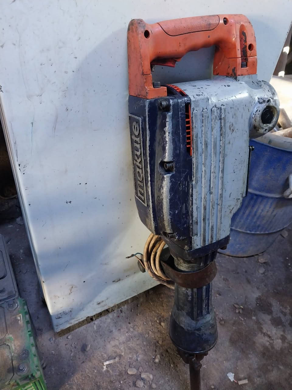 السلام عليكم
دريلات عدد اربعة كسار اثنين اكبار أثنين ازغار 
وسكلات عدد كاملات مكصاتهن درابات ٢ 
السعر كلهن ٢٥٠ ألف مكاني بغداد شارع الكفاح 
***********
