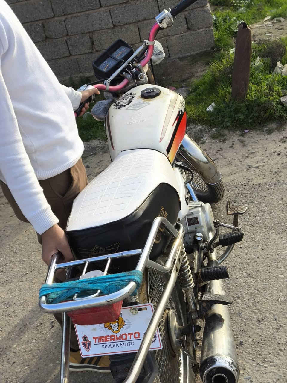 ماطور تايكر  الفين وعشرين شرط كلشي ما ناقصو كلشي شقال شقل وطلع
السعر 400 وبي مجال 
مكان حمام العليل 
رقمي ***********
