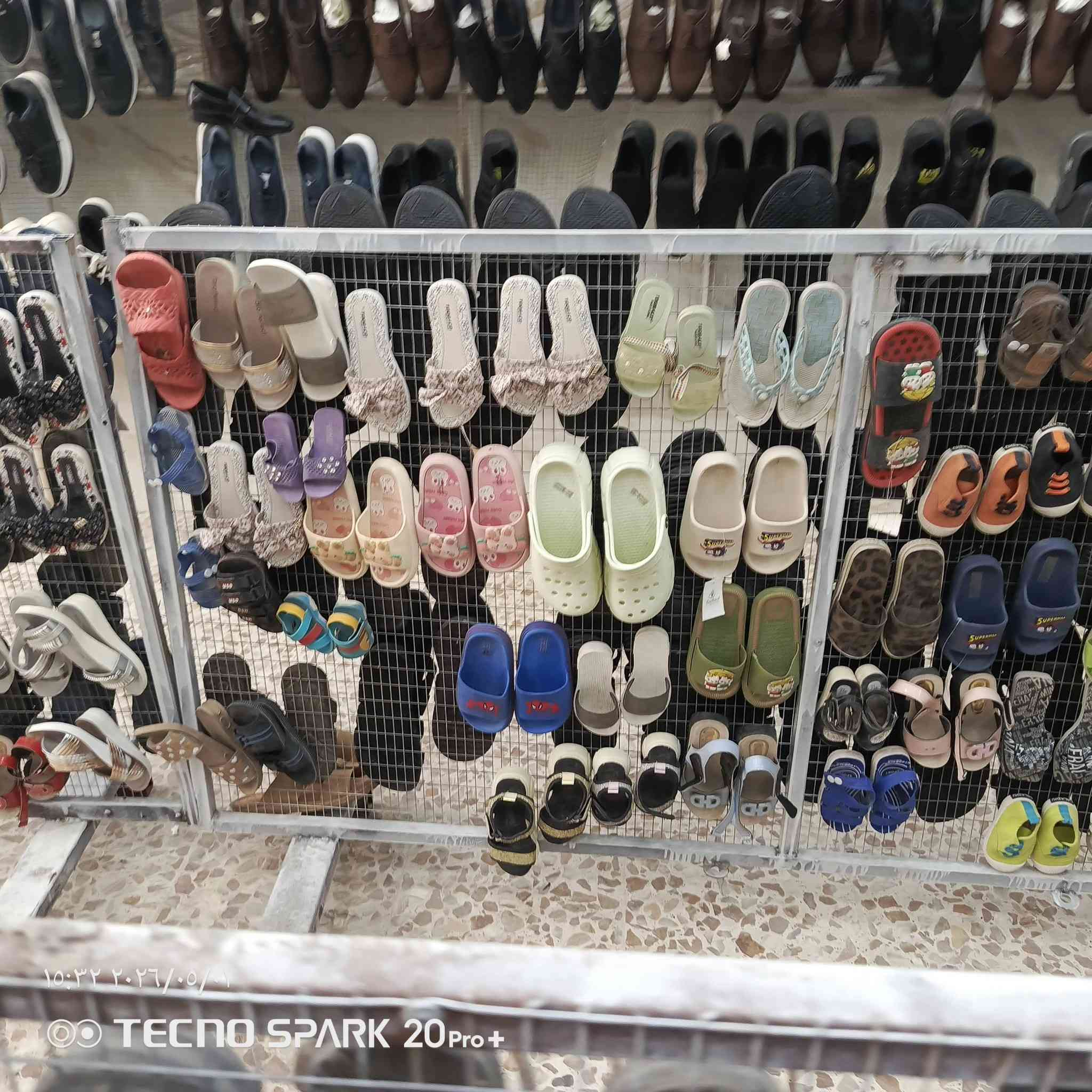 السلام عليكم بضاعه محل للبيع كامله مع الرفوف العرض مع الكامرات  البلازمه مع المبردات اي شي داخل المحل للبيع ان شاء الله  السعر  مناسب ***********
