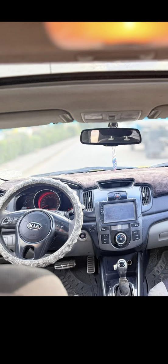 السلام عليكم سيراتو 2012سياره بيه جاملغ وبنيد فقط الباقي مكفوله موصفات تحكم استرين جهتين أشاير بل مري مري شفط فتحه سقف بصمه تشغيل بصمه أبواب حساس خلفي كامره خلفيه سياره جاهزه وجديده ما ناقصه شي مكينه كير حداديه تخم تاير تبريد ما تذب عليه ربع سعر 85وبيه مجال مكان سماوه المركز لاستفسارالتصال  ***********
