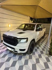 دوج رام 2022 كلين رقم اربيل فول سبورت بنوراما محرك 5.7 لون ابيض مكفوله...