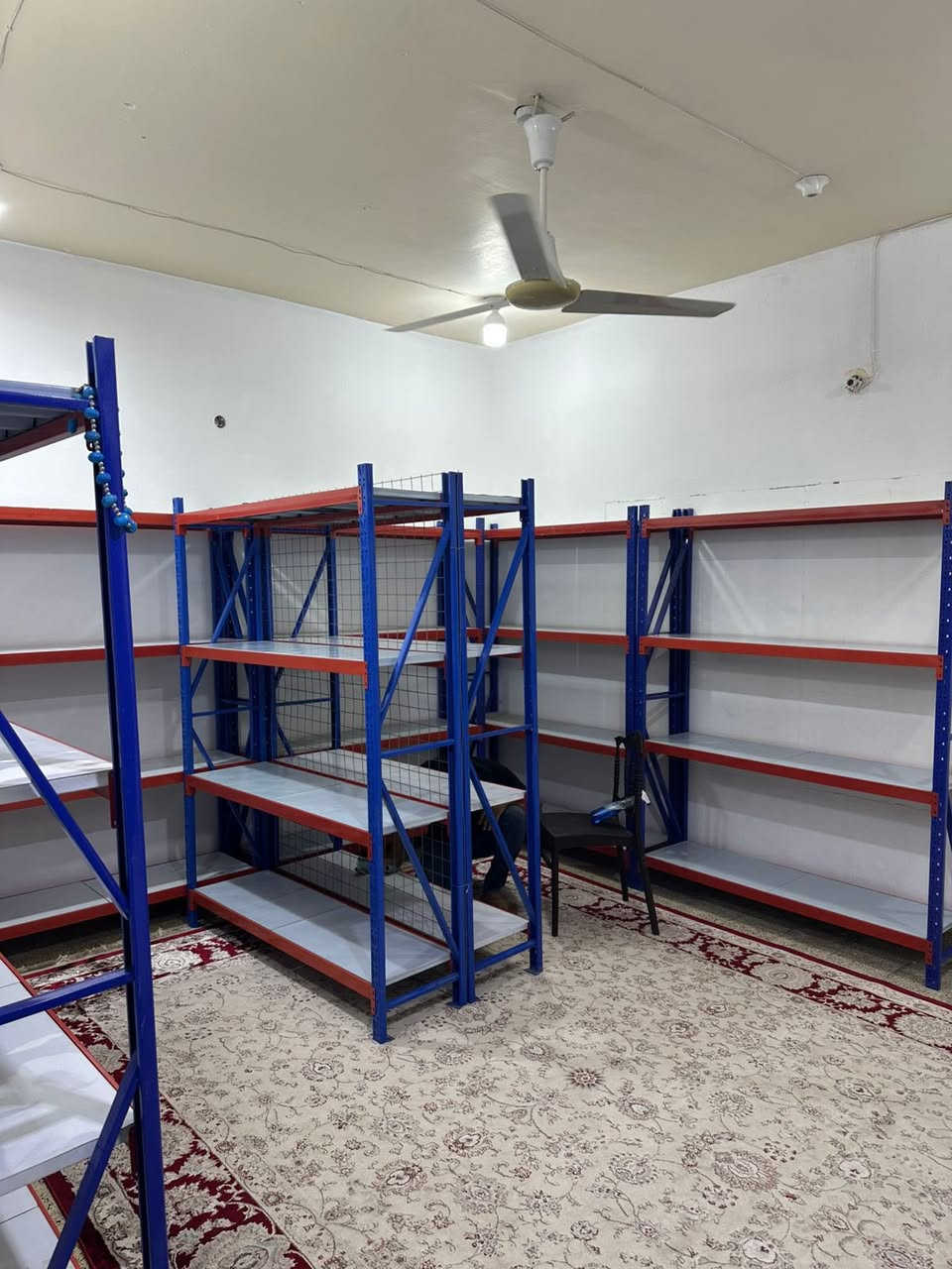 رفوف نظيف جدا جدا عدد 8 سعر  الواحد 70 الف وبيهه مجال بسيط ، للتواصل ***********  مكاني بغداد
