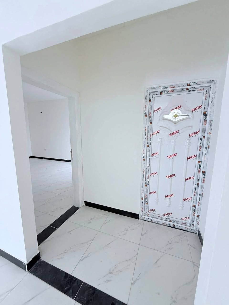 دار للايجار في مجمع قرية الغدير 2 السكني ✨👇🏻
مساحة 150 م 

ايجار 400 الف 

مقدم 3 اشهر 

طابقين غرفتين نوم وصالة ومطبخ واستقبال وكراج وحديقة 🏡✨ 

للاستفسار الاتصال 📱 

*********** ☎️
