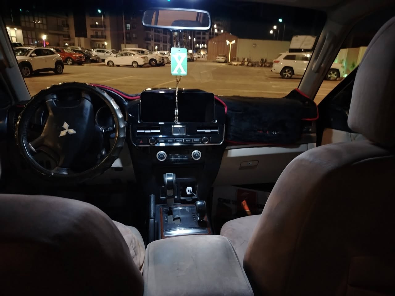 السلام عليكم سياره باجيرو 2008 السياره تخبل ونضيفه بيها لحيم باللغد بس نضيفه حيل بيها شاشه لكزز السياره نضيفه وحلوه وصرفيتها زينه مكينتها 3.5 كشنات قماش سعرها 95 ورقه وبيها مجال بسيط للتواصل عبر الرقم ***********
