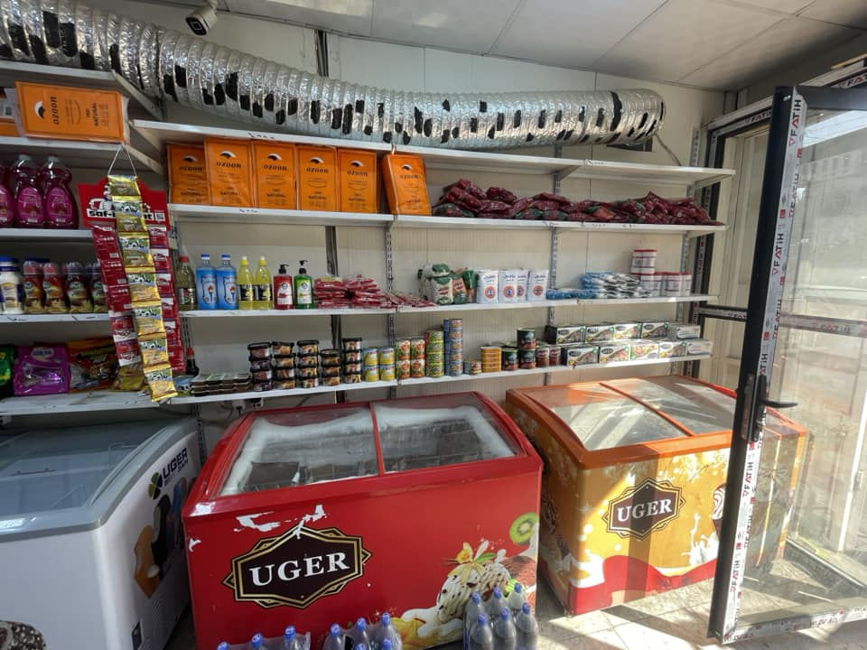 السلام عليكم اسواق للبيع بمنطقة الشعب قرب شارع بلقيس مجاور جامع الحاجة بدرية
يحتوي على 4مجمدات طرحية (اثنين منهم ممستخدمات جدد) ويحتوي على 4ثلاجات عامودية +ثلاجة شركة ببسي 
ومبردات اثنين وحده تعليك خارجية والثانية داخليه ورفوف جديده وتلفاز وسستم كاميرات (بس بيهن خلل حاليا وتصلح )وجام خانه جديده 
ايجار المحل250الف دينار والوارد خير من الله لكن مضطر ابيعه لعدم التفرغ ولضروف صحية
هذا الرقم للتواصل واتساب ***********
