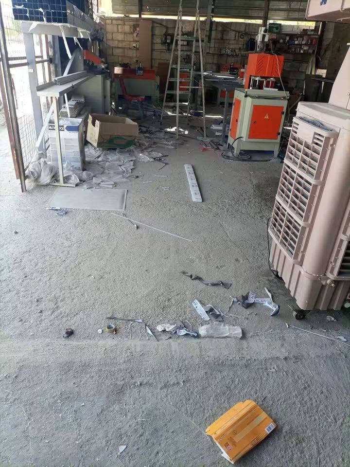 معمل المنيوم +PVC  متكامل . للبيع كامل.

المواد ........
مكائن الالمنيوم 
*كتر المنيوم يلمز مع الداكور يمين ويسار 3متر.
*فرازة كيلون يلمز مع الميز.
*فرازة تي يلمز مع الميز.
*معواجة 210سم اركان واولاده.
معمل الPVC
*كاويه مع الشيالات.
*كتر مع الداكور .
*فرازة كيلون + سبانيول.
*فرازة تي.
*ماكنة ماستكه مع الداكور .
*كمبريسر .
الكماليات 
*ميز كبير قياس 3*1وجه خشب مع كاربت ورف في الاسفل .
*ميز قياس 2*1 وجه خشب مع كاربت مع رف اسفل .
* ميز قياس 0.5*3 بدون وجه .
* رفوف شيالات دبل.
* رف خشب معلق +رف خشب ارضي.
*عده عمل متكامله .
*مبرده كمفيره قياس70.
المحل سقيفه قياس 6*15يحتوي مكتب استراحه قياس 2.5*2.5 مع تخم.

****** للبيع المواد فقط شلع  مع او بدون المكان علما ان المحل بايجار شهري 300الف ***
الموقع  الرمادي شارع 40 مقابل جامع الواثق .
******لسعر والاستفسار مراسلة الصفحه او الاتصال على الرقم *********** يوجد واتساب .
