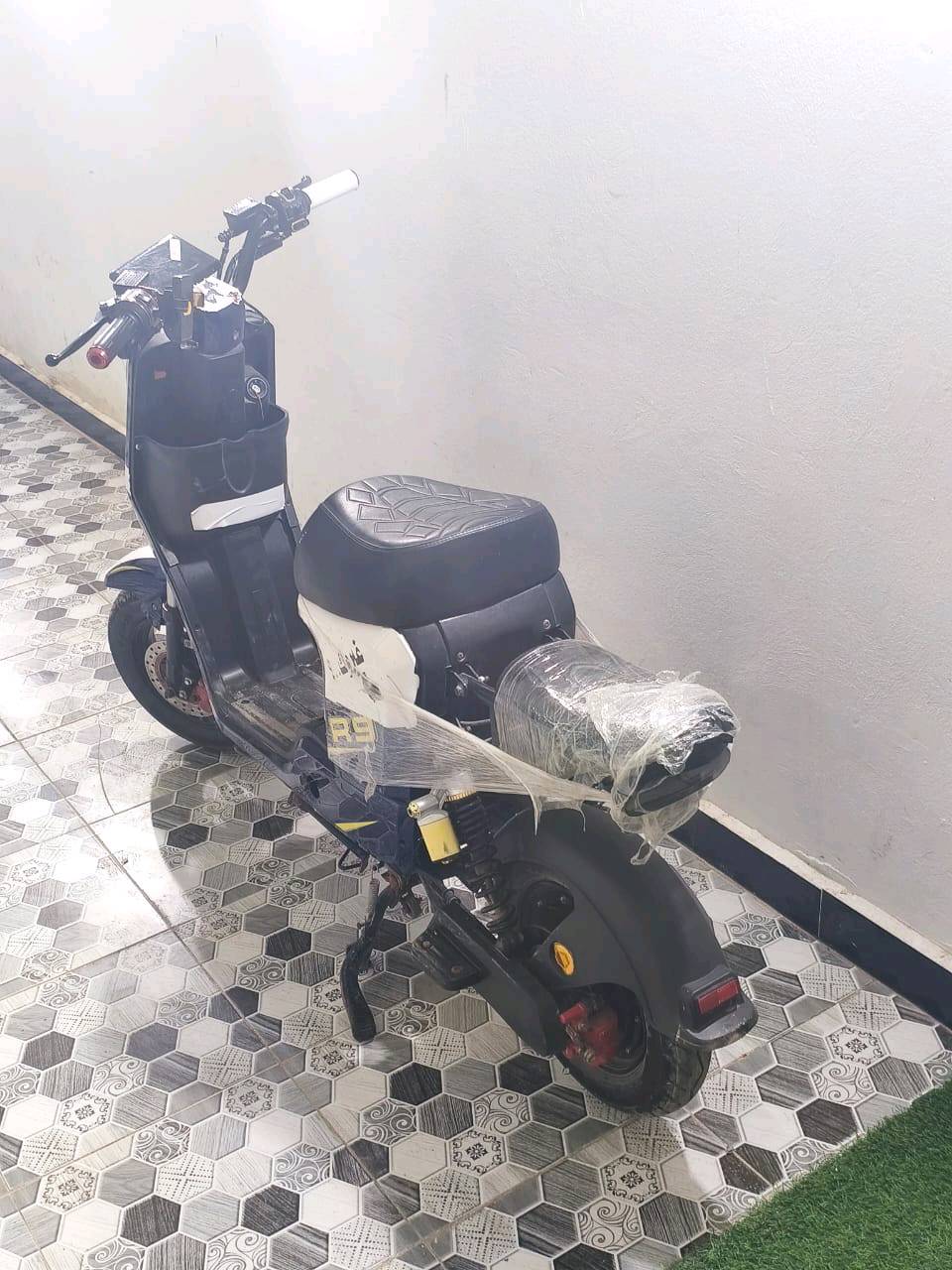 سلام عليكم
دراجة R9 شغالة نظيفة  للبيع موديل 25 ما بيهه نواقص وبطارياتهه22امبير بعدهن بحيلهن 
رايدهه ب400وبيهه مجال للشراي 
مكاني بصرة ابو الخصيب 