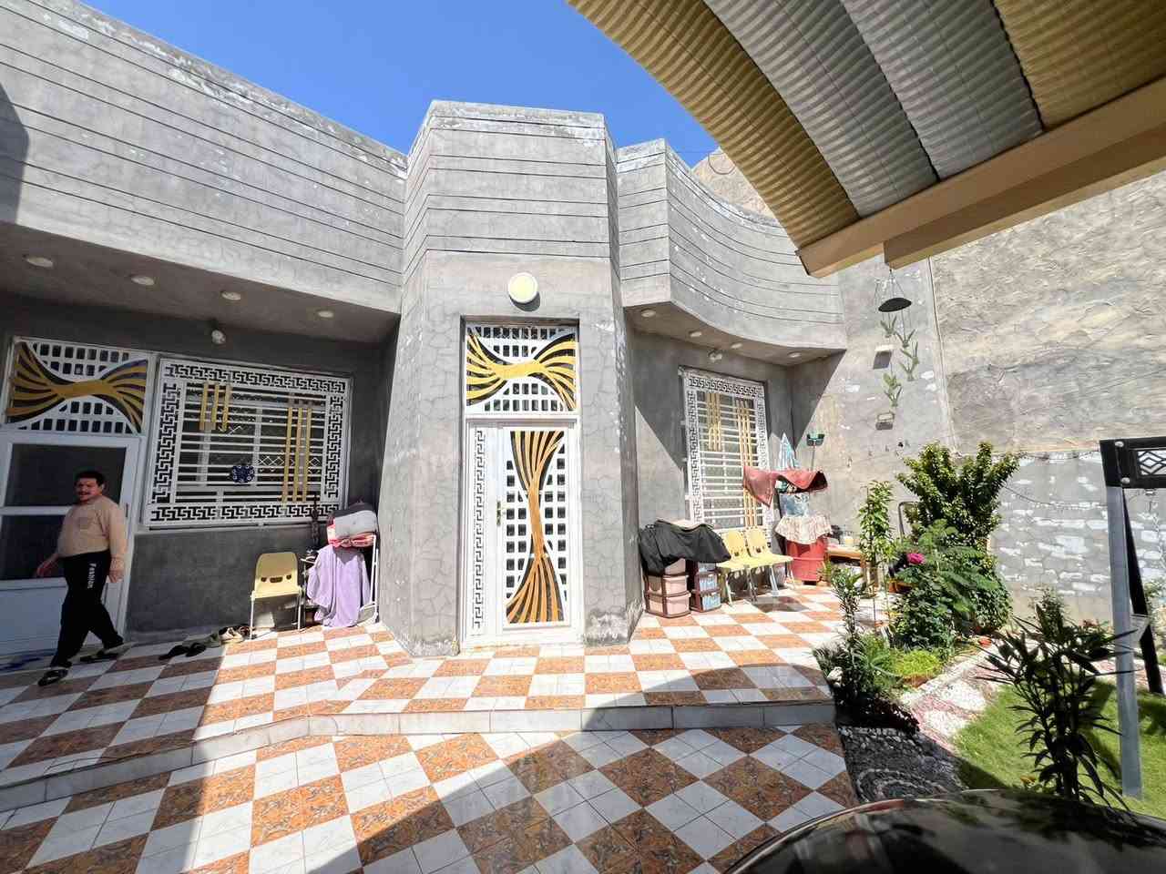 السلام عليكم بيت ٢٧٠ متر طابو زراعي سند ٢٥
العنوان جمعيه شارع حبيب ابن مظاهر الاسدي 
-غرفتين نوم _استقبال _صاله كبيره _مطبخ _كراج سياره وحديقه البيت ع شارعين الباب خلفيه ع شارع والبابالرئيسيه شارع ع شارعين البيت جاهز بناء جديد طابوق صب مسلح السعر (165) وبي مجال 
الاستفسار مراجعة مكتب اليساري للعقار العنوان طويريج الشارع العام 
***********
