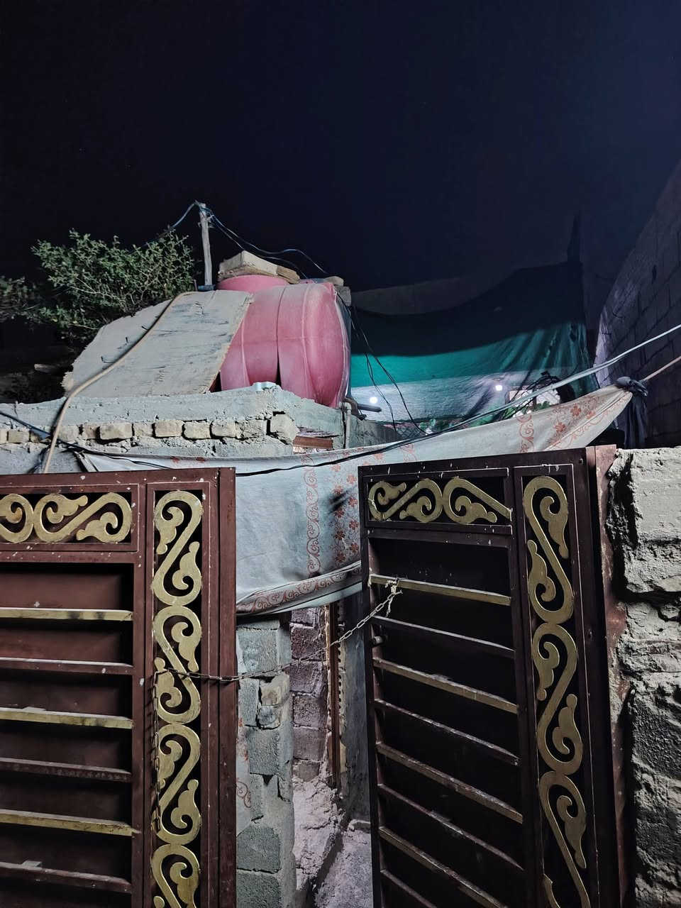 سلام عليكم بيت 350متر كامل بس الغرف يرادلهن تصليحات ول ديوان اليوم يكمل موجود واتساب ***********
 بيت الثاني  130. كامل بس الصحيات ترتيب كامل سيراميك وبياض كامل   الرقم ***********
العنوان الشعله الدوانم قريت السواعد قريب علا شارع 100
