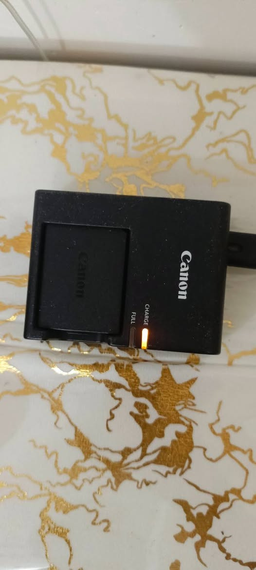 📸 للبيع كاميرا Canon EOS 4000D
المواصفات:
الموديل: Canon EOS 4000D
دقة المستشعر: 18 ميجابكسل APS-C CMOS
تصوير فيديو: Full HD 1080p
شاشة LCD مقاس 2.7 إنج
Wi-Fi مدمج لنقل الصور إلى الهاتف
عدسة Canon EF-S 18-55mm f/3.5-5.6 III
تصوير بصيغة JPEG و RAW
نظام تركيز تلقائي 9 نقاط
سرعة تصوير متتابع 3 إطارات بالثانية
تدعم بطاقات SD / SDHC / SDXC
مناسبة لـ: التصوير الفوتوغرافي، المناسبات، التصوير الرياضي للمبتدئين، وصناعة المحتوى


**إذا كنت صاحب هذا الإعلان وتريد حذفه لأي سبب، رجاءا أرسل رسالة إلى الدعم الفني**