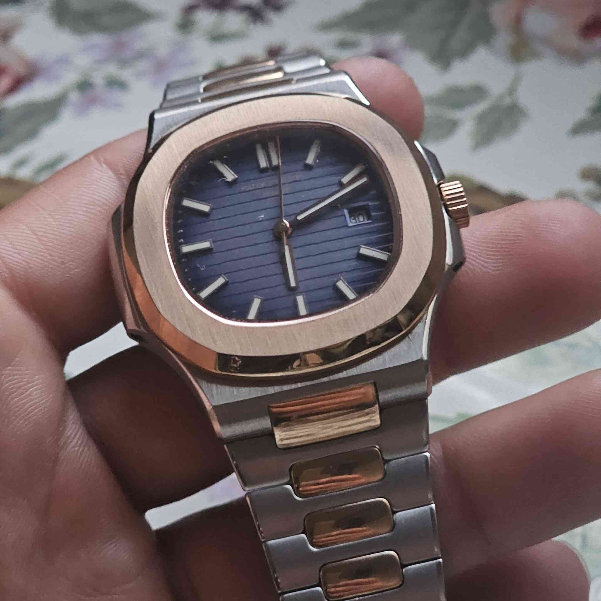 ماركة باتك فيليب ؛ جنيف ساعة غير مستعملة 
فقط واكفة باتري فقط قيم و اخذ لاتكسر بسعرها


**إذا كنت صاحب هذا الإعلان وتريد حذفه لأي سبب، رجاءا أرسل رسالة إلى الدعم الفني**