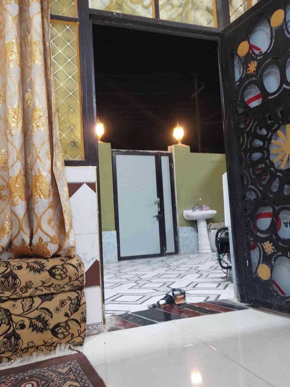 سلام عليكم جميعا
دار للبيع بناء حديث في حي الإعلام / ٢ 
شارع السنابل قبل عيد أبو شفل بشارع
مساحة الدار بطابو ٢٧٥ م واقع حال يوصل ( ٣٠٠ ) م يتكون من :- 

ثلاث غرف + هول بين الغرف
صالة كبيره + استقبال عدد / ٢ 
مطبخ حار وبارد 
صحيات داخلية وخارجية وكراج 
إضافة صالة في الطابق الثاني كامله والسطح شتايكر 
السعر الواصل لحد الآن ١٩٥ مليون 
السعر المطلوب ٢٢٠ مليون 
للعلم مطلوب إسكان ٣٧ مليون 
للتواصل الاتصال على الرقم
***********
