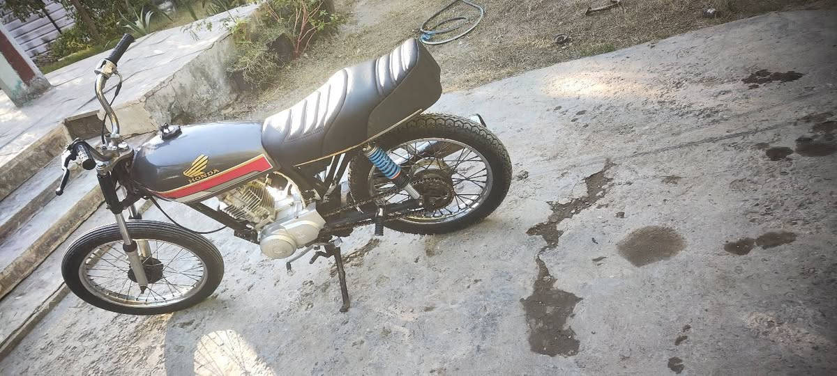 سلام عليكم دراجه للبيع موديل 23ا اوراق أصولي شلعه ومعدل  تشك لكاع سعر 300  وبيه مجال  مكاني حله مركز مدينه رقم ***********
