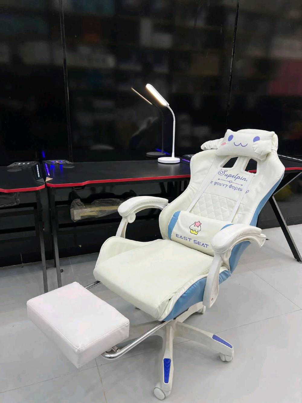 كرسي ألعاب مريح بتصميم أنيق وعصري، متوفر باللون الأزرق والوردي والأبيض. مزوّد بمساند للذراعين ومسند للقدمين لتجربة جلوس مريحة أثناء اللعب أو العمل. مصنوع من مواد عالية الجودة تضمن المتانة والراحة لفترات طويلة.