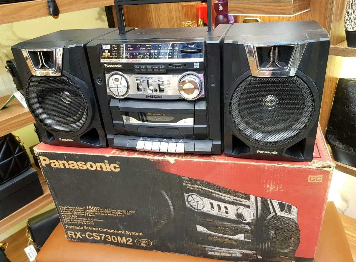 📼✨ قطعة من الزمن الجميل... باناسونيك الأصلي بالكرتونة ✨📼
في حاجات بتشتريها علشان تستخدمها، وحاجات بتقتنيها علشان قيمتها وذكرياتها...

معروض للبيع جهاز Panasonic RX-CS730M2 الأصلي، من أجهزة البوم بوكس المميزة من باناسونيك، ومعاه الكرتونة الأصلية، وده بقى نادر تلاقيه بالشكل ده دلوقتي.

📷 الصور المرفقة للجهاز نفسه بالكرتونة الأصلية.

📌 المواصفات:
🔸 الموديل: Panasonic RX-CS730M2
🔸 صناعة إندونيسي أصلية بتكنولوجيا باناسونيك اليابانية.
🔸 سماعات منفصلة يمكن توزيعها بحرية للحصول على أفضل تجربة صوت.
🔸 صوت قوي ونقي مع نظام XBS الشهير لتعزيز البيز.
🔸 راديو متعدد الموجات:
FM / MW / SW1 / SW2
🔸 كاسيت تشغيل وتسجيل.
🔸 ميكروفون داخلي للتسجيل.
🔸 خاصية الإيقاف التلقائي لحماية أشرطة الكاسيت.
🔸 يعمل بالكهرباء مباشرة أو بالبطاريات الكبيرة.
🔸 الجهاز متخزن بعناية ومحافظ على شكله الأصلي.

✨ مناسب لهواة اقتناء أجهزة الزمن الجميل، أو كقطعة ديكور مميزة للمكتب أو المنزل أو الكافيهات ذات الطابع الكلاسيكي.

اللي يعرف قيمة الأجهزة دي هيعرف قد إيه صعب تلاقي قطعة بالحالة دي بالكرتونة الأصلية
 
📞 للاستفسار والسعر
 تواصل او واتس   :    01220822001


**إذا كنت صاحب هذا الإعلان وتريد حذفه لأي سبب، رجاءا أرسل رسالة إلى الدعم الفني**