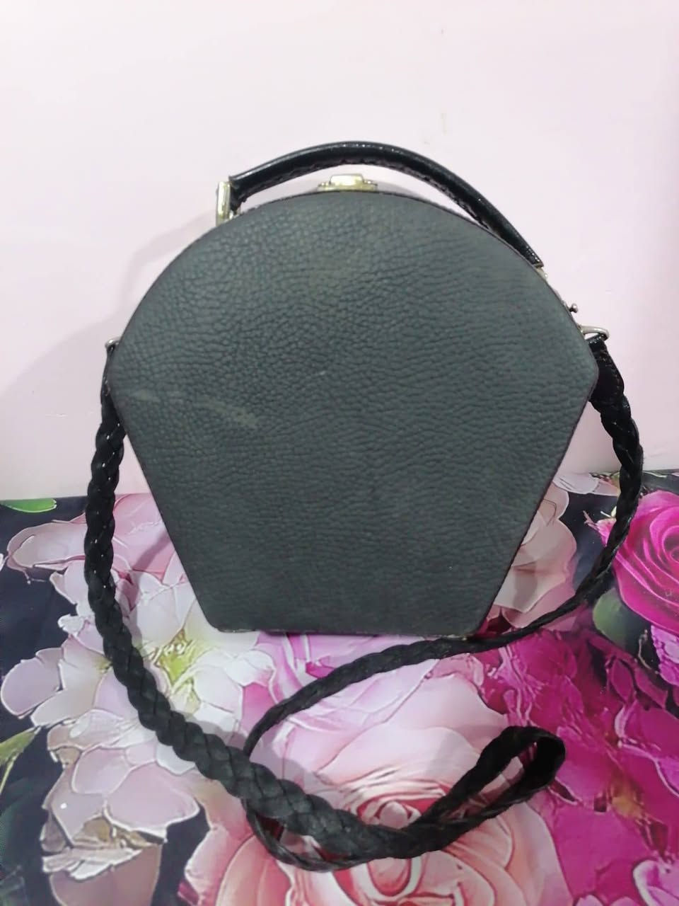 السلام عليكم  جنط نسائيه عنوان المحل ابي غرق السوك مقابل مجمع الحسين الطبي مجاور  ابو الالبان فرع المخبز الاتصال *********** اهلا وسهلا يوجد توصيل
