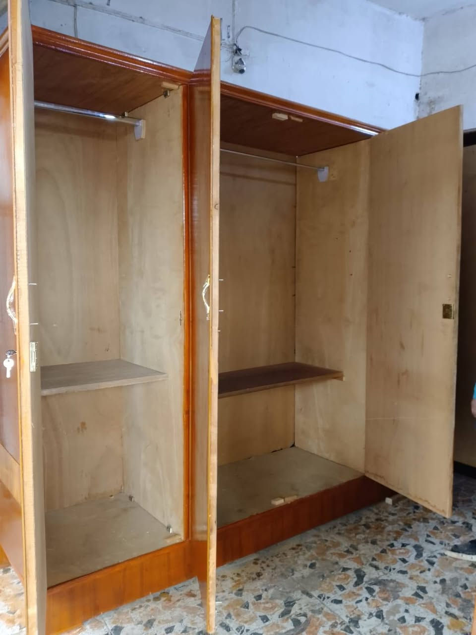 كنتور 4ابواب نضيف كامل من كلشي سعر ١٨٠ الف مكان بغداد الحريه دولعي موجود توصيل داخل بغداد ***********
