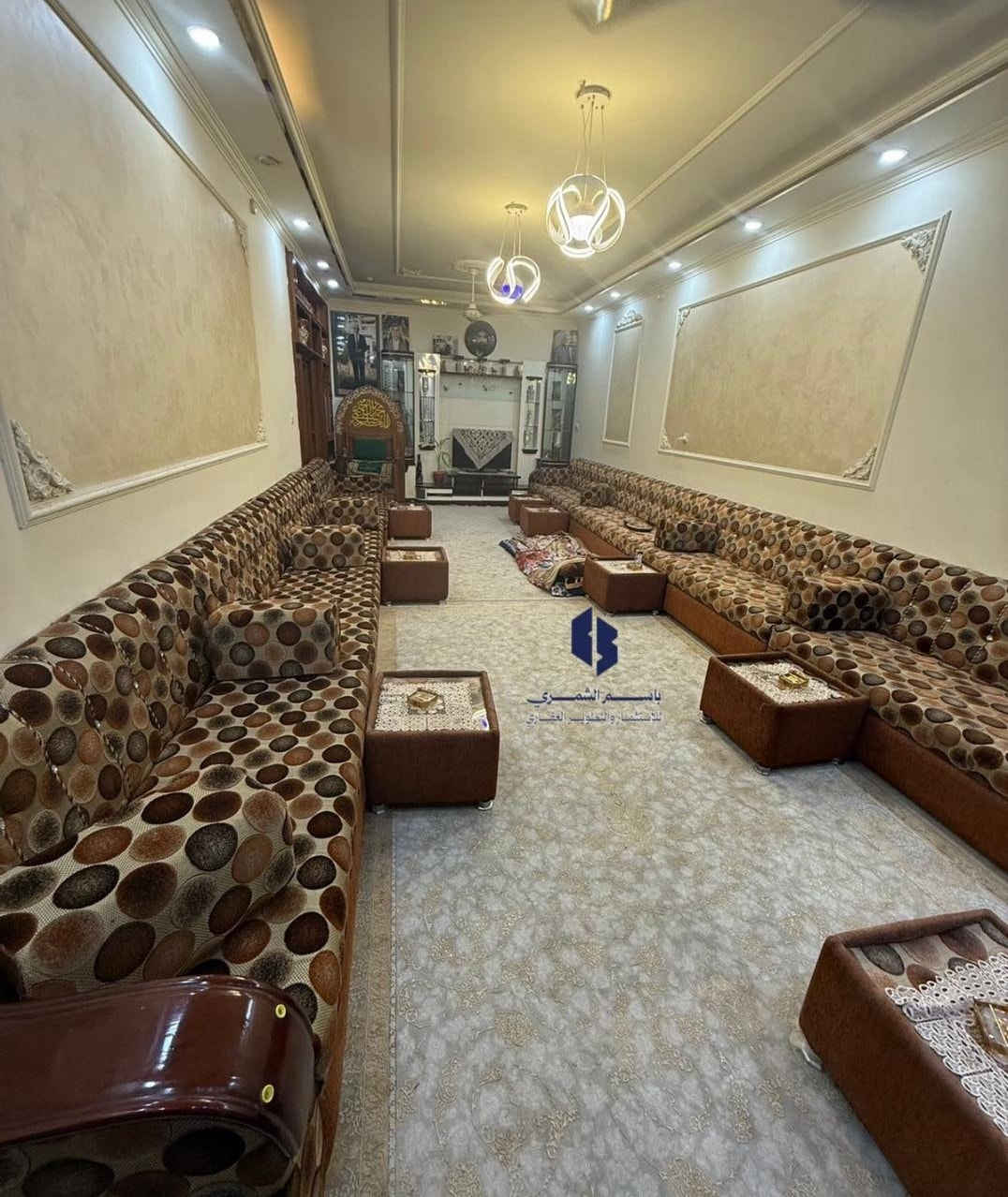 🏠دار سكن للبيع🏠
___
⭕العنوان : حي الجامعة
⭕ موقع مميز جدا 💯_ قرب مدرسة ايسن الاهلية
⭕يقع على شارع بعرض 20 متر رئيسي
-------------------------------------
✨طابو صرف
✨بناء حديث  
✨طابقين 
✨كونكريت مسلح

♦️المساحة : 200 م²
♦️الواجهة: 10 متر 
--------------------------------
✨ تفاصيل البيت ✨
____
⭕غرف نوم عدد 4، صالة عدد 2، استقبال، مطبخ ، مجمع صحي،الارضية مرمر 
____
                          المراجعة 
     ♦️♦️♦️مجموعة باسم الشمري♦️♦️♦️
      ♦️♦️للاستثمار والتطوير العقاري♦️♦️
الفرع الاول/بغداد،القادسية،قرب مجمع الوزراء
الفرع الثاني/الديوانية،الجزائر ،الشارع الخدمي،مقابل تقاطع أم الخيل
الفرع الثالث/الديوانية،العروبة،شارع  المتحف
____
للأستفسار الاتصال على📲
قسم المبيعات 📠
***********📱
***********📱

📲 حمّل تطبيق باسم الشمّري العقاري الآن من Google Play:
👉 [https://play.google.com/store/apps/details?id=com.basemShamry.app](https://play.google.com/store/apps/details?id=com.basemShamry.app)
🍏 قريبًا على App Store
