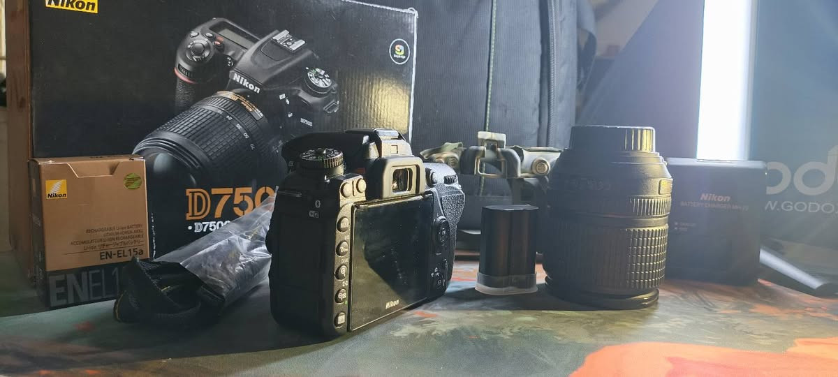 نيكون d7500
مع العدسة الكت الاصلية 18-140 فتحة عدسة 3.5
كامل ملحقات مع كارتونة +حزام كتف+ جلاتين حماية كاميرة
بطارية وشاحنة 
كاميرة نظيفة كلش وما مستعملها هواي 
شتر 26k 📸
شاشة لمس مائلة فوق وتحت فقط
21 ميكا بكسل 
فيديو 4k فريم30
مكاني شهداء البياع (***********)
