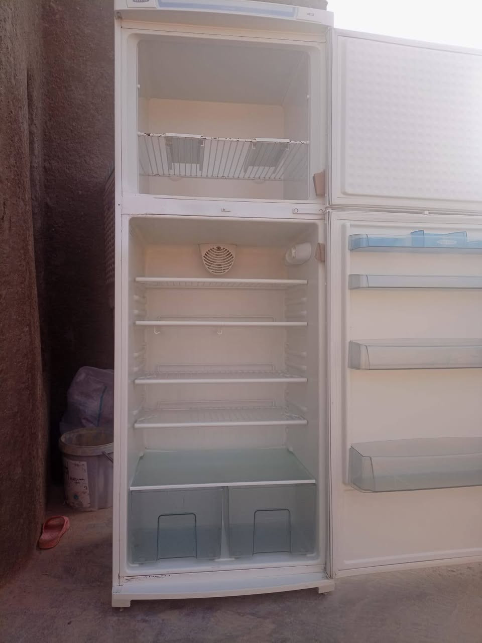 بسم الله توكلنة على الله متاح ثلاجة 24 قدم عملاقة الصنع الماني غاز وماطور بلادي كفالة على كل عيب تسحب امبير وربع على الكهرباء نضافة 90/بلمية السعر 325وبيها مجال المكان القائم والشراي يتفضل ***********
