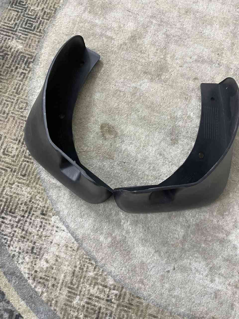 السلام عليكم 

- يتوفر 
- هورنات عدد 3 
- واقيات 
- فلاتر دهن سني 

***********
