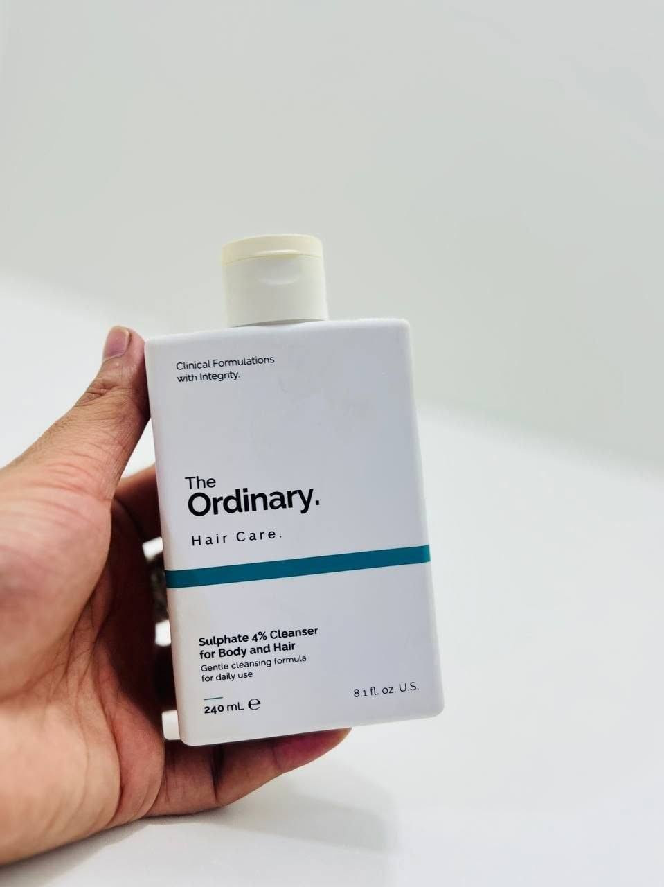 منظف السلفات 4% للجسم والشعر (Sulphate 4% Cleanser for Body and Hair) من علامة The Ordinary. 
يُعد هذا المنتج تركيبة "2 في 1" مصممة لتنظيف الشعر والبشرة بفعالية ولطف، حيث يتميز بتركيز منخفض من مادة SLES-2 (كبريتات لوريث الصوديوم) لتقليل احتمالية التهيج. 
أبرز مميزات المنتج:
تنظيف لطيف: يزيل الزيوت والأوساخ بفعالية دون التسبب في جفاف الجلد أو الشعر.
آمن للشعر المصبوغ: تركيبته المعتدلة تحافظ على لون الشعر المصبوغ ولا تؤدي لتلاشيه.
خالٍ من العطور: صُمم ليكون مناسباً للاستخدام اليومي لجميع أنواع البشرة والشعر.
متعدد الاستخدامات: يعمل كشامبو للشعر وغسول للجسم في آن واحد. 
طريقة الاستخدام:
يوضع المنتج على الشعر والجسم المبلل.
يُدلك للحصول على رغوة، مع مراعاة أن رغوته خفيفة مقارنة بالمنظفات التقليدية.
يُشطف جيداً بالماء.
يُنصح بإجراء اختبار بقعة (Patch Test) قبل البدء في استخدامه بشكل كامل.


**إذا كنت صاحب هذا الإعلان وتريد حذفه لأي سبب، رجاءا أرسل رسالة إلى الدعم الفني**