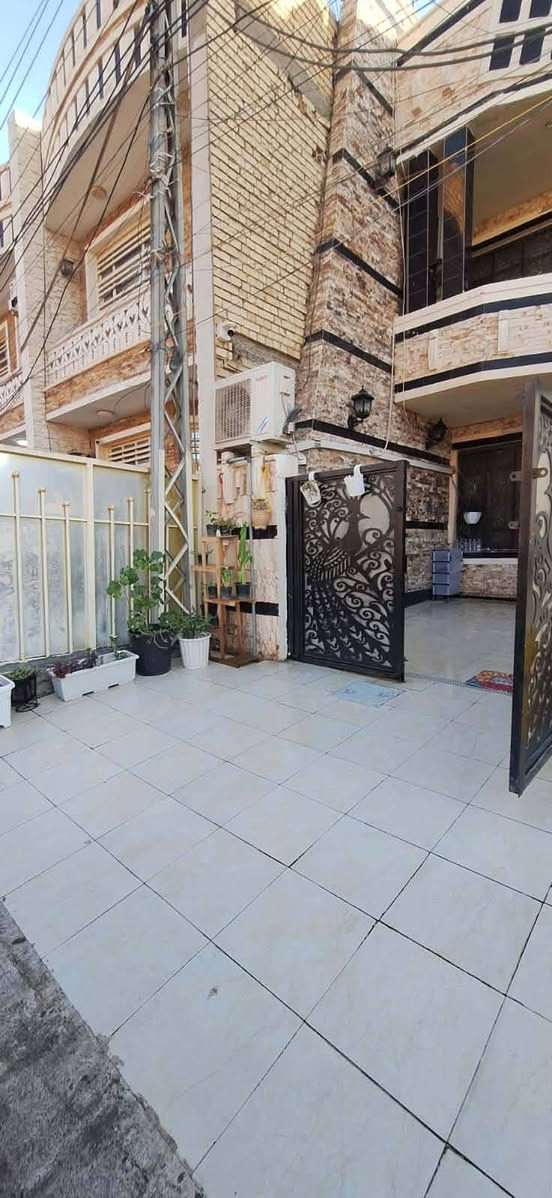 مكتب_عالم_العقارات 
يعرض لكم👌
للبيع 100 م بناء  سنه 2017🏠✨
الموقع: حي الجهاد - منطقة ديوان الضباط مقابل مجمع ريتاج - موقع مميز ). عرض شارع 15متر
المساحة: 100 متر مربع (واجهة 5م× نزال 25م).
نوع العقار: طابو ملك صرف (سند جاهز).

3غرف نوم مريحة.
صالة استقبال واسعة ومطبخ حديث.
حمامات عدد 2+ منور لتهوية مثالية.
بيتونة وسطحين (استغلال ذكي للمساحات).
المواصفات الفنية:
أرضيات مرمر فاخرة.
المنزل جاهز للسكن الفوري ولا يحتاج لأي مصاريف إضافية!
📍 للتواصل والاستفسار:
تفضل خاص وبخدمتكم


**إذا كنت صاحب هذا الإعلان وتريد حذفه لأي سبب، رجاءا أرسل رسالة إلى الدعم الفني**