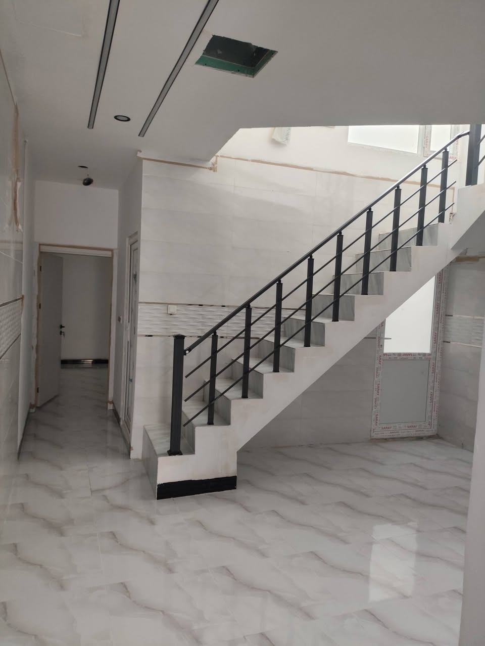 #دار_لــلــبــيــع_ الموقع حي العسكري قرب ثانوية نازلي للبنات 
#طابو_ملك صرف 🔥🔥🔥
—————————————
المساحه  100متر  -الواجهة  5 متر 

_________________

-يحتوي على 
الطابق الأرضي :غرف نوم   واستقبال وهول  مطبخ   وصحيات مع صحيات خارجي مع كراج سياره
الطابق العلوي  : غرف نوم 1هول صحيات سطح 

السعر 120 مع المجال 

للاستفسار الاتصال *********** ✅ 

او مراجعة مكتب القاسمي للعقارفرع2 عنوان المكتب حي العسكري قرب جامع المعراج
