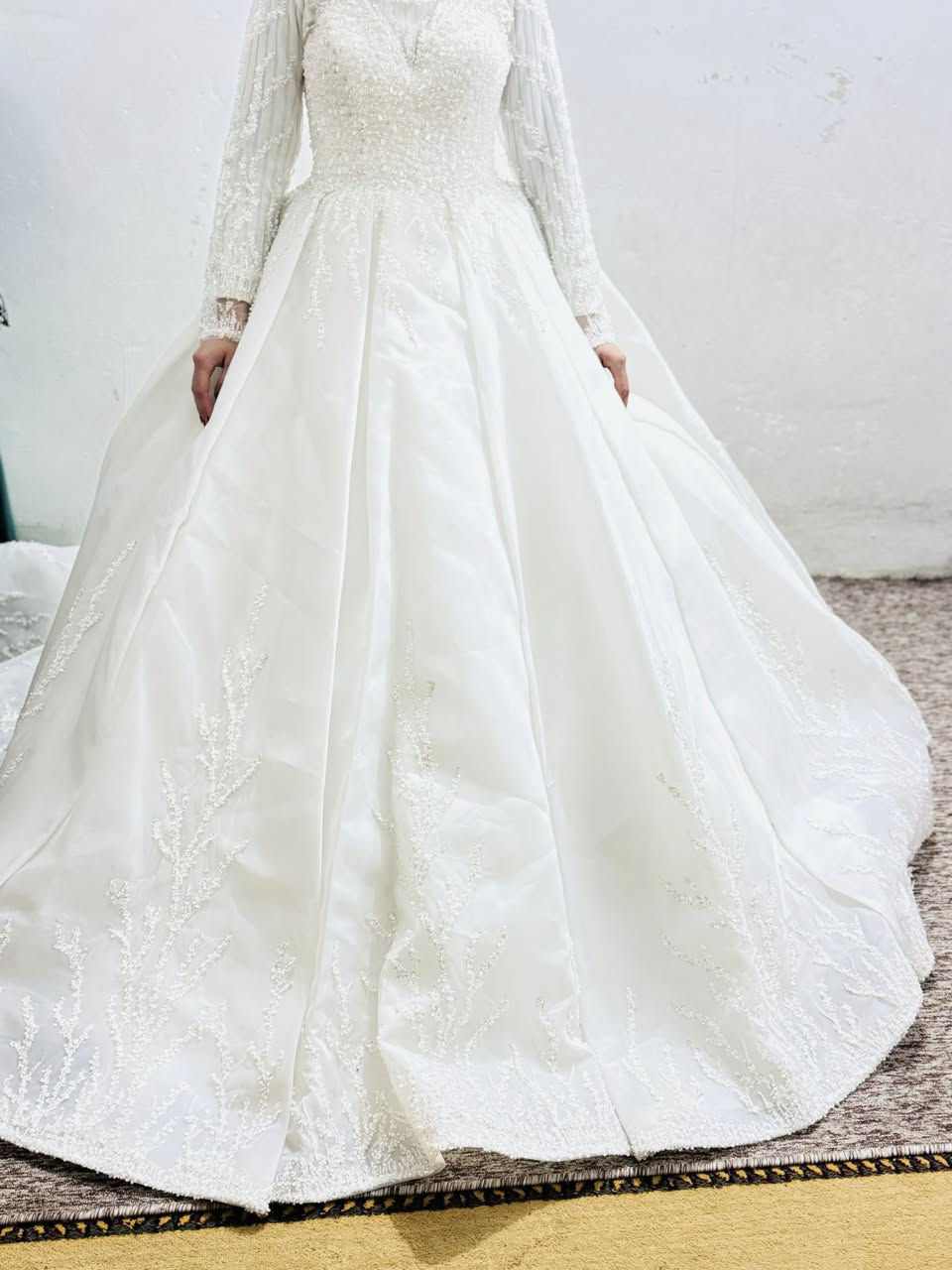 بدلة عرس للبيع بسعر 250الف ملبوسه بس مرتين  للطلب والاستفسار المراسله على الواتس اب ***********
