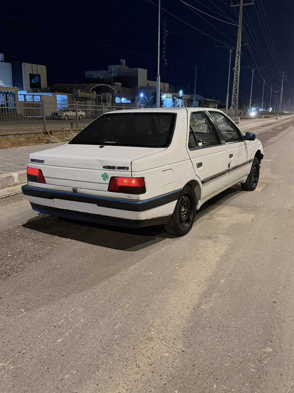 سلام عليكم بيجو405موديل 2010السياره مكفوله لأضربه ولا تبديل ولا صبغ ماعده الجاملغ الخلفي صوب السايق بس صبغ بدون ضربه ولسياره جاهزه مكينه كير حداديه تبريد كهربايات كله جديد وسنويه ل27 مصاقطه السعرررررررررر36وبيه مجال حك الجيه.     ***********
